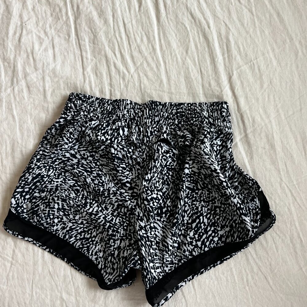 Athleta Mesh Racer Run Mid Rise Run Short 4.5" Size XS color: Black & White
